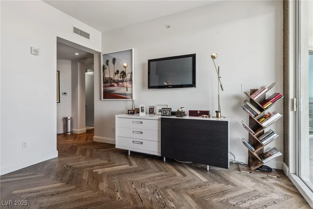 2857 Paradise, Las Vegas, NV 89109