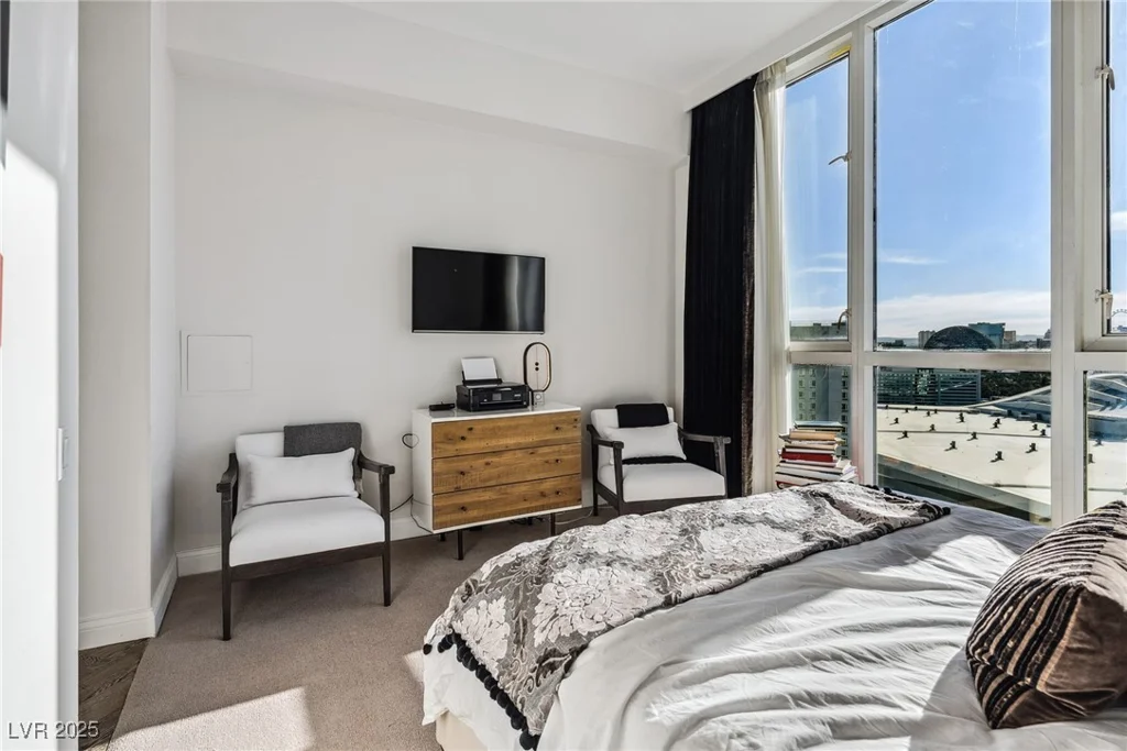 2857 Paradise, Las Vegas, NV 89109