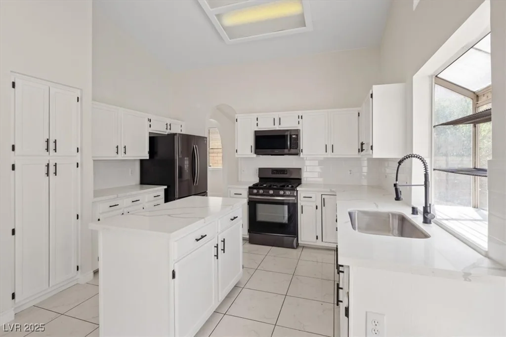 2505 Goldenmoon, Las Vegas, NV 89108