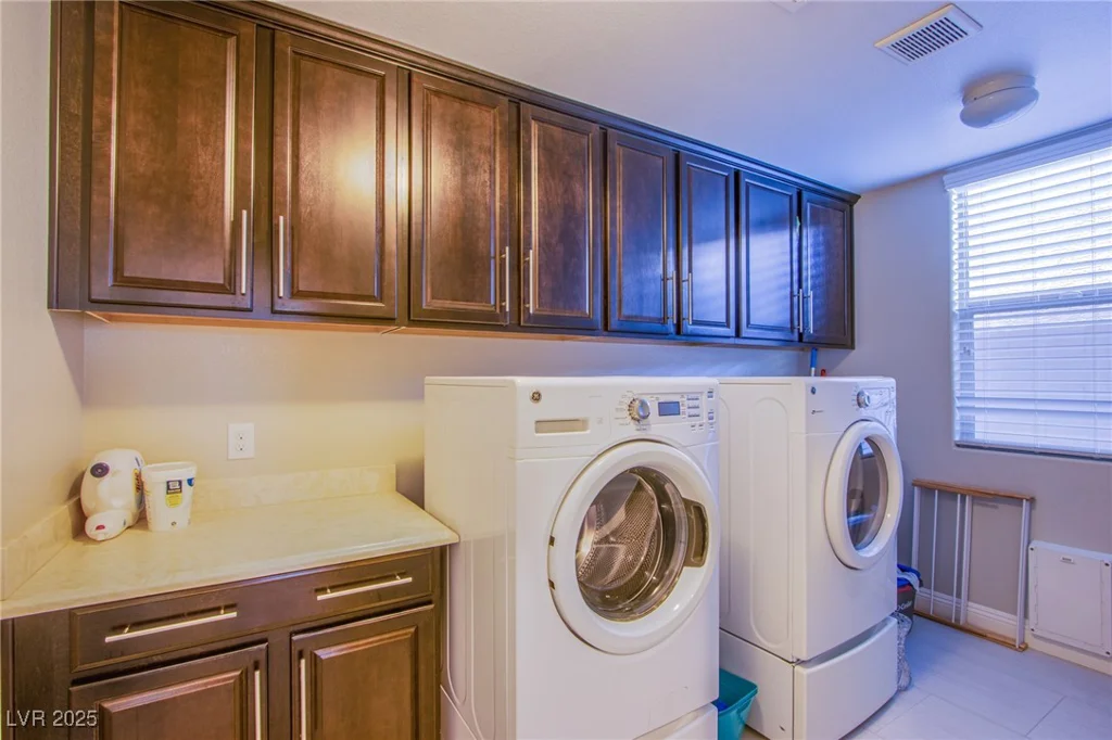 8303 Saddleback Ledge, Las Vegas, NV 89147