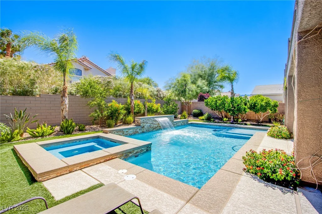 8303 Saddleback Ledge, Las Vegas, NV 89147