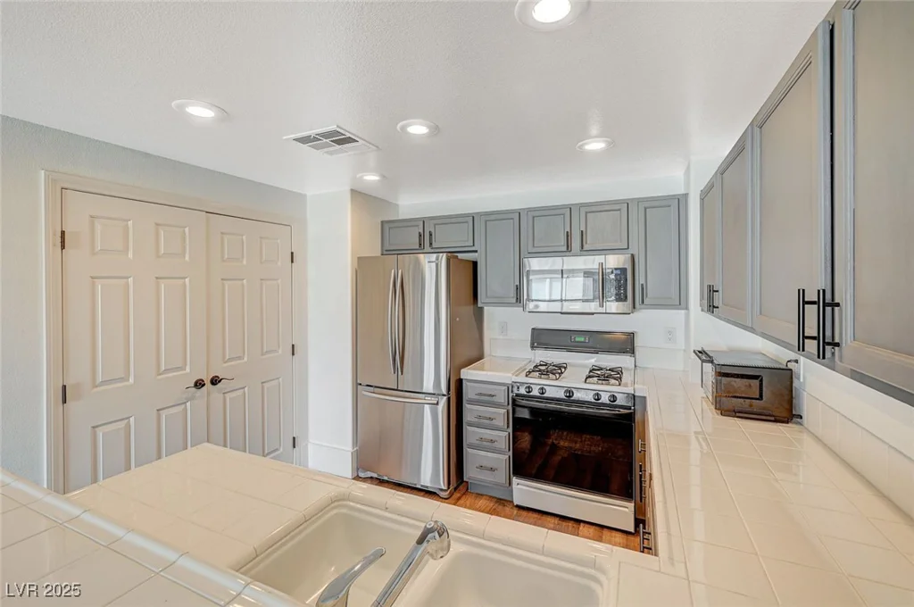 10809 Garden Mist Dr, Las Vegas, NV 89135