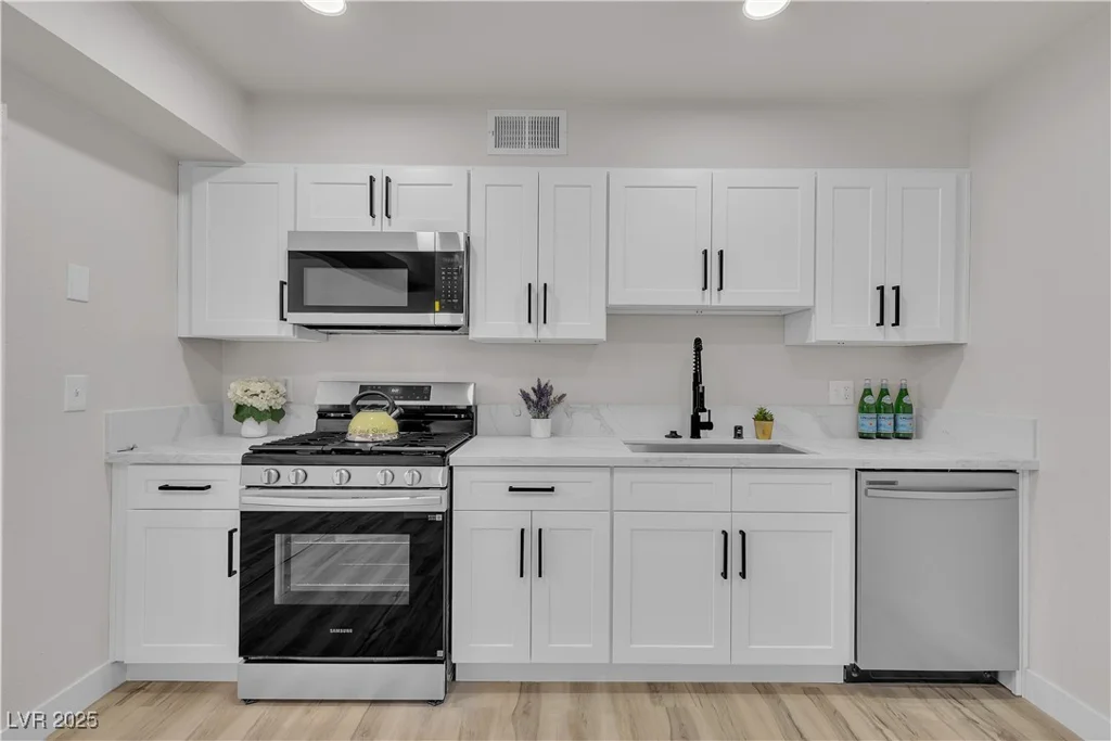 3916 Palos Verdes, Las Vegas, NV 89119