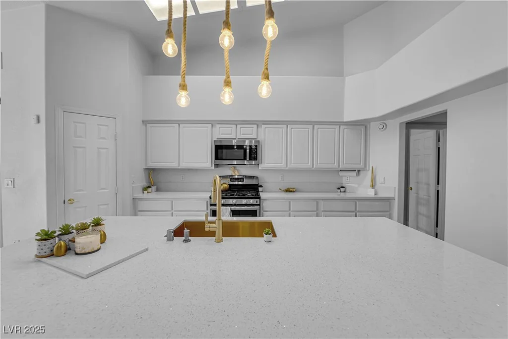 9155 Bush Poppy, Las Vegas, NV 89147