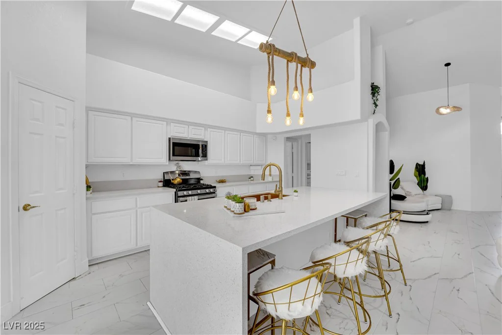 9155 Bush Poppy, Las Vegas, NV 89147