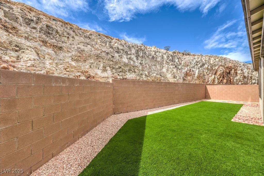 9689 Slate Peak, Las Vegas, NV 89178