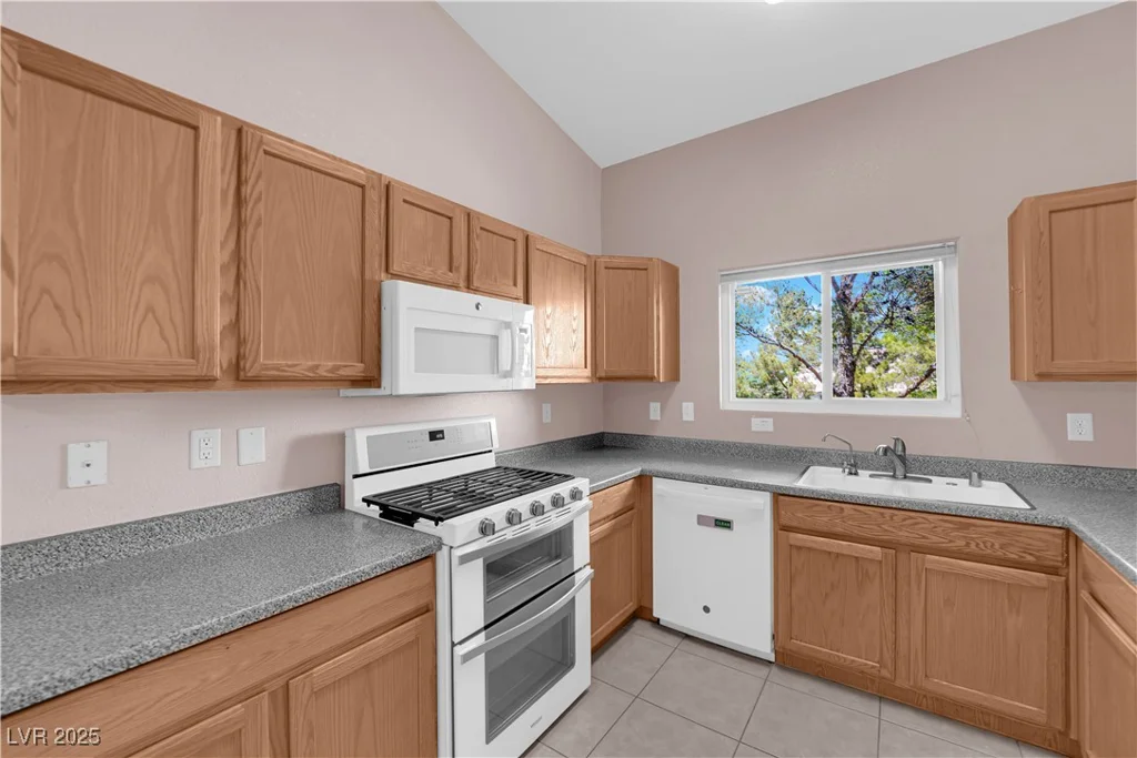 2001 Quarry Ridge, Las Vegas, NV 89117