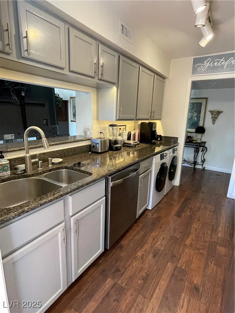 682 Oakmont, Las Vegas, NV 89109
