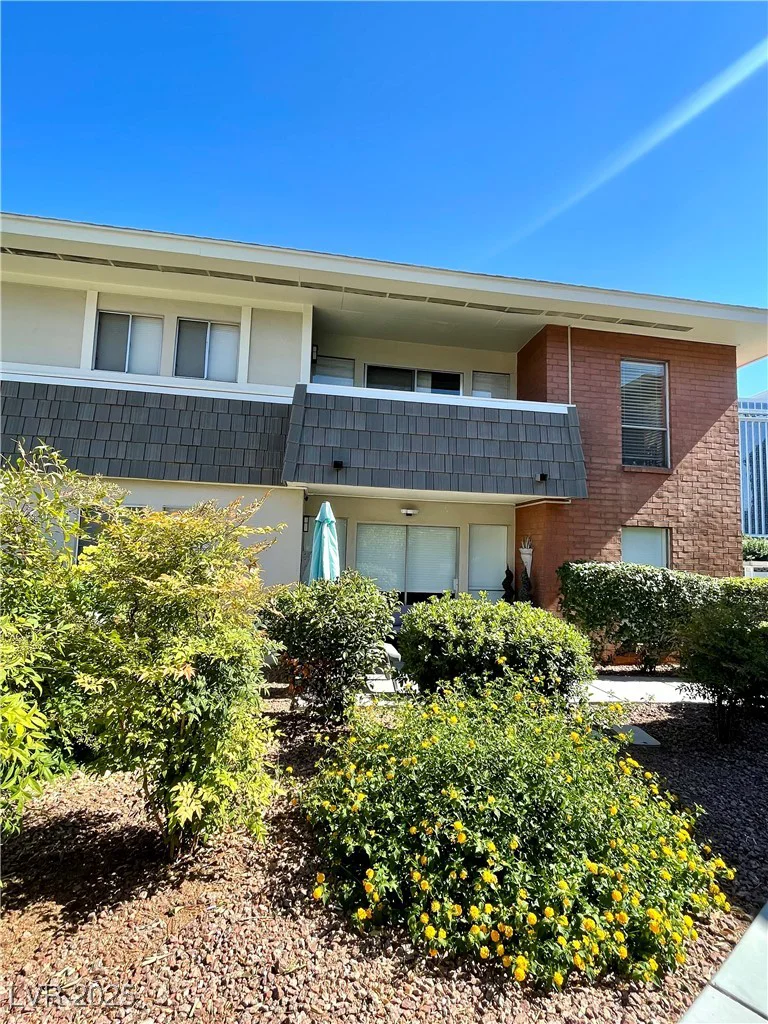 682 Oakmont, Las Vegas, NV 89109