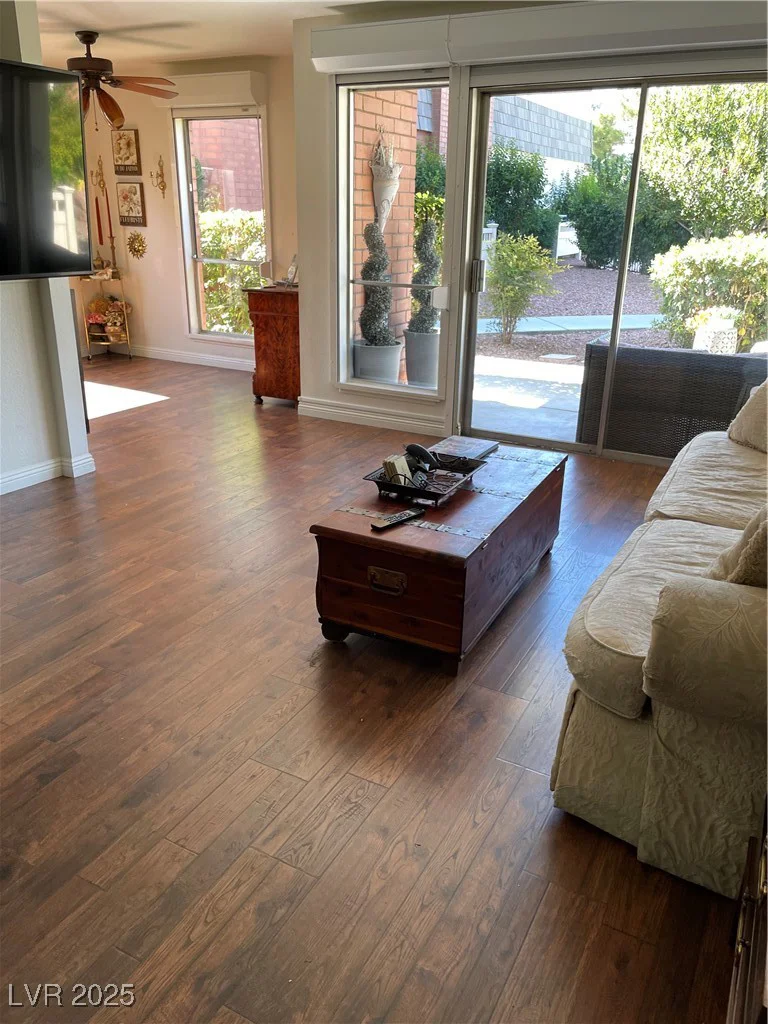 682 Oakmont, Las Vegas, NV 89109