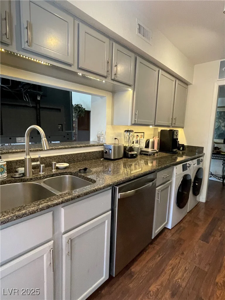 682 Oakmont, Las Vegas, NV 89109