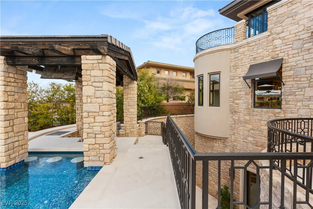 34 Meadowhawk, Las Vegas, NV 89135