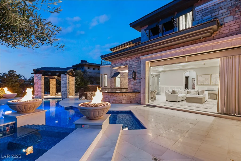 34 Meadowhawk, Las Vegas, NV 89135