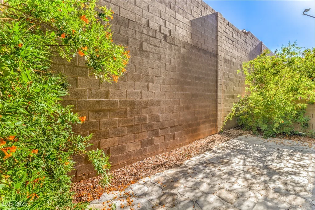 137 Desert Pond, Henderson, NV 89002