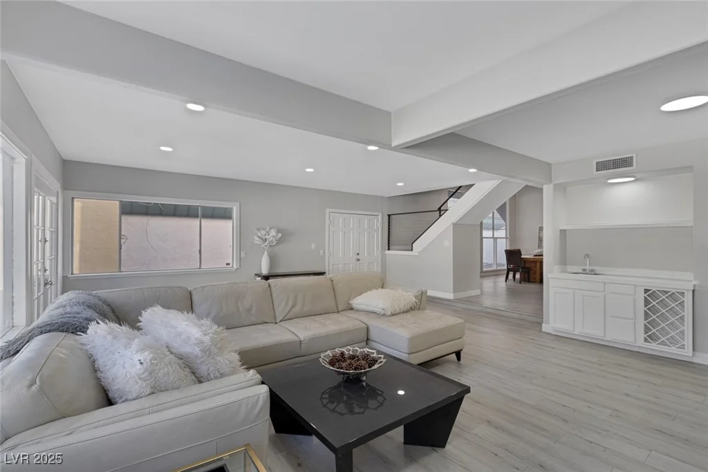916 VEGAS VALLEY, Las Vegas, NV 89109