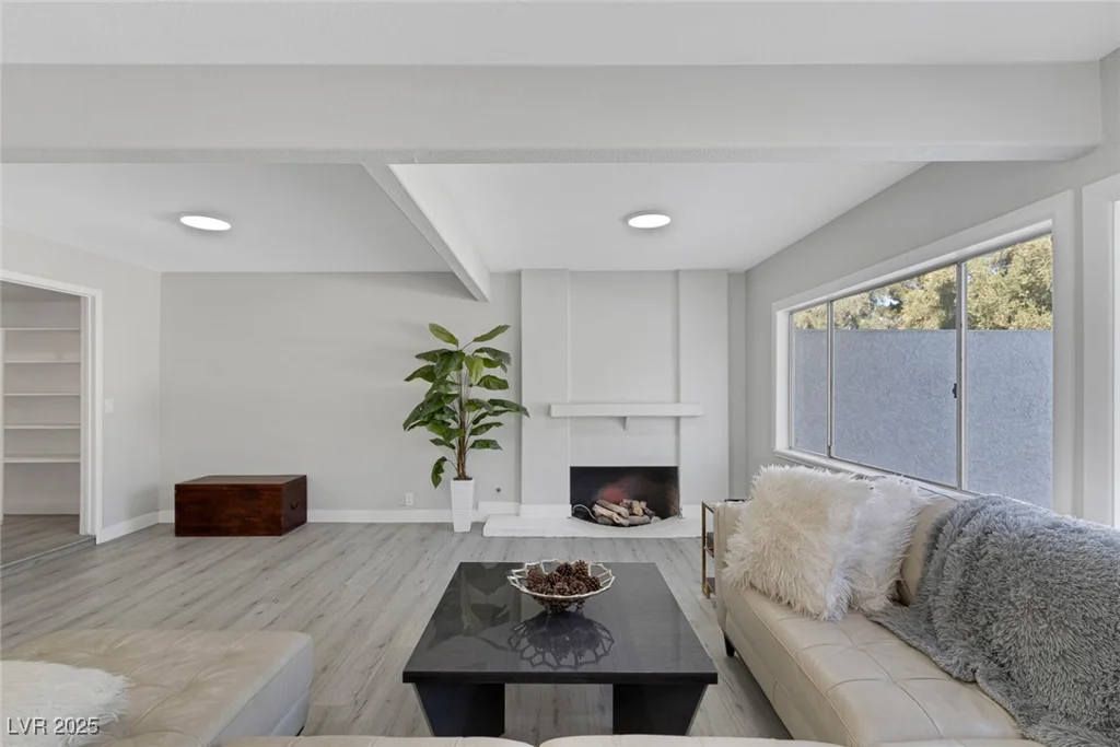 916 VEGAS VALLEY, Las Vegas, NV 89109