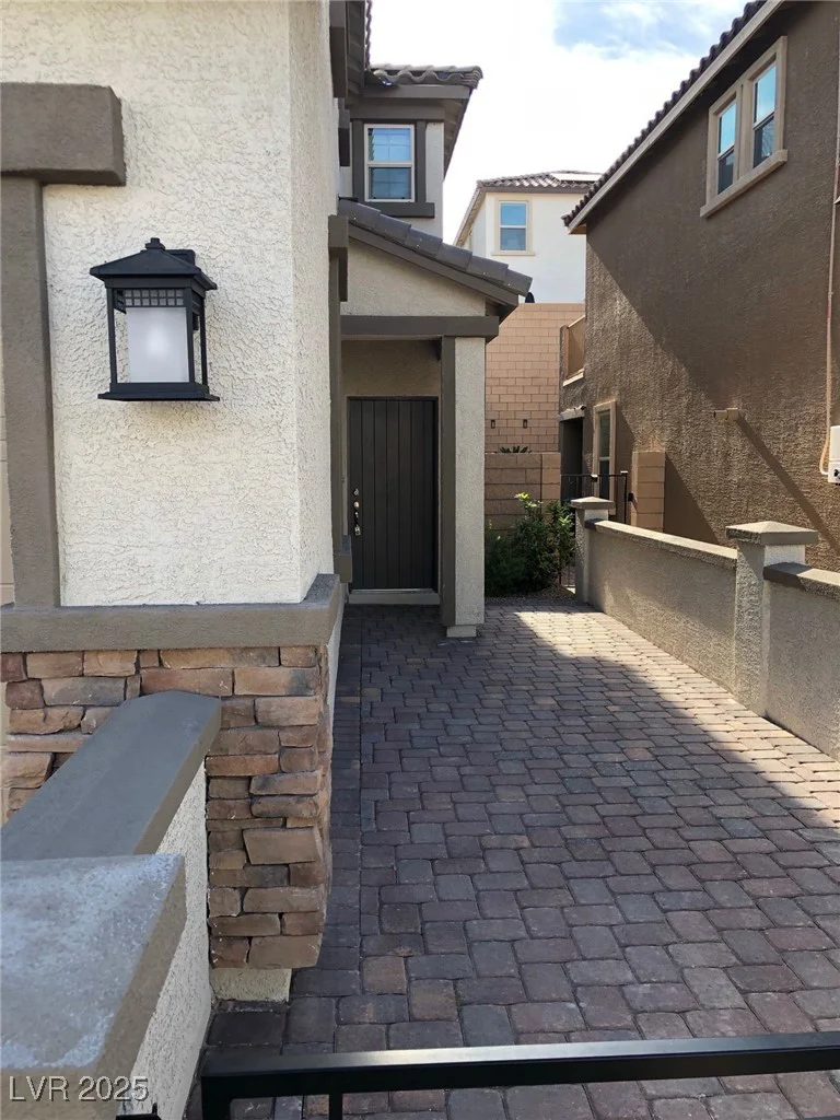 8111 Switchback Run, Las Vegas, NV 89166
