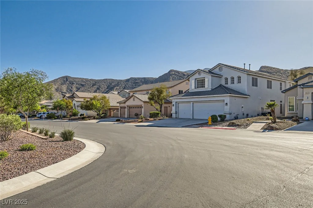 10654 Robin Hill, Las Vegas, NV 89129