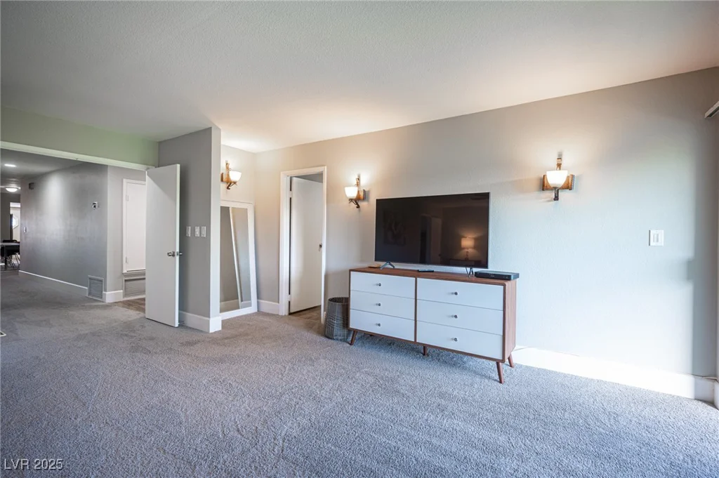 915 Vegas Valley, Las Vegas, NV 89109