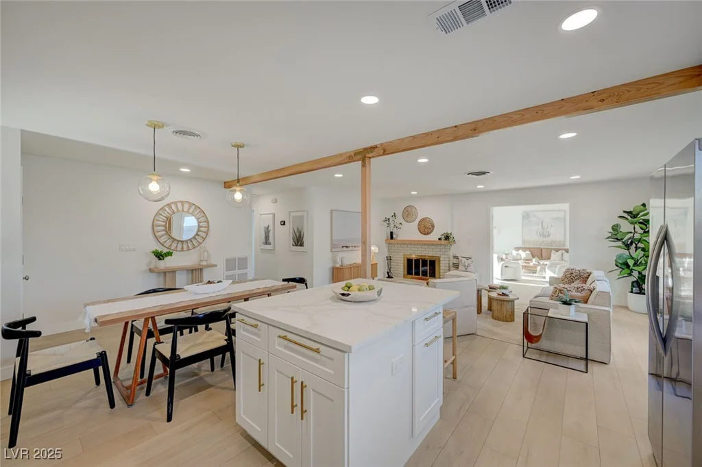 5904 Apple Valley, Las Vegas, NV 89108
