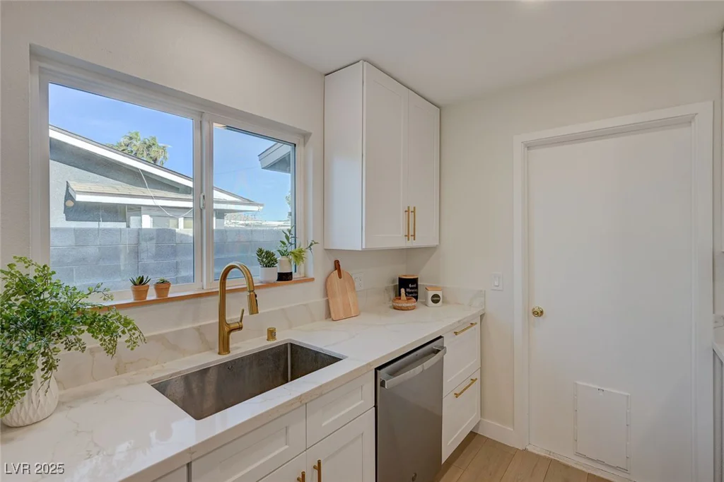 5904 Apple Valley, Las Vegas, NV 89108