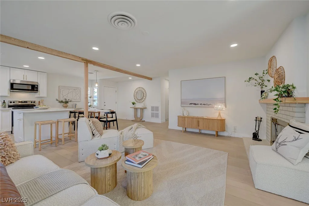 5904 Apple Valley, Las Vegas, NV 89108