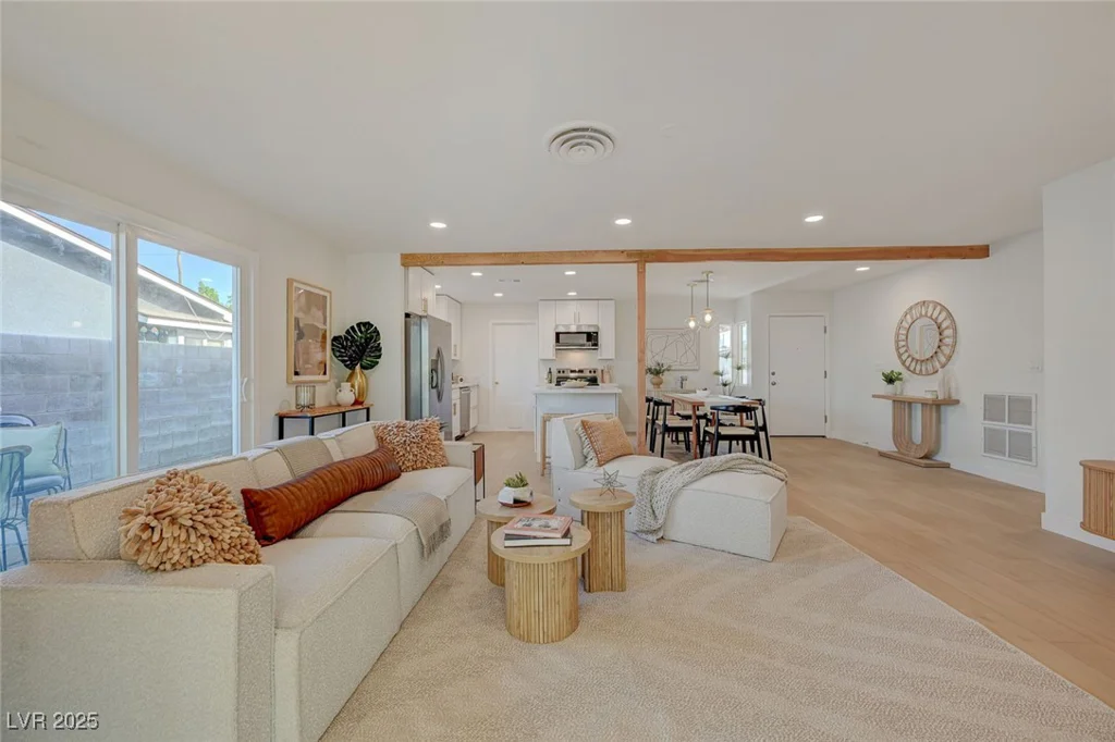 5904 Apple Valley, Las Vegas, NV 89108