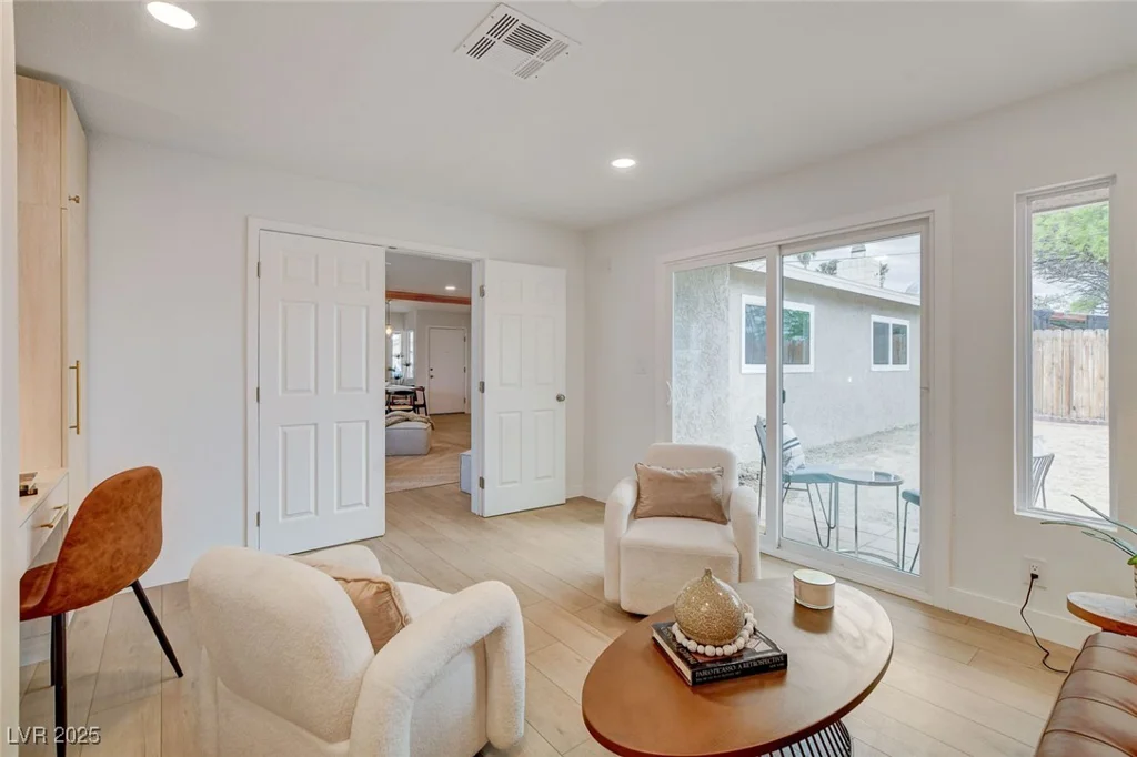 5904 Apple Valley, Las Vegas, NV 89108