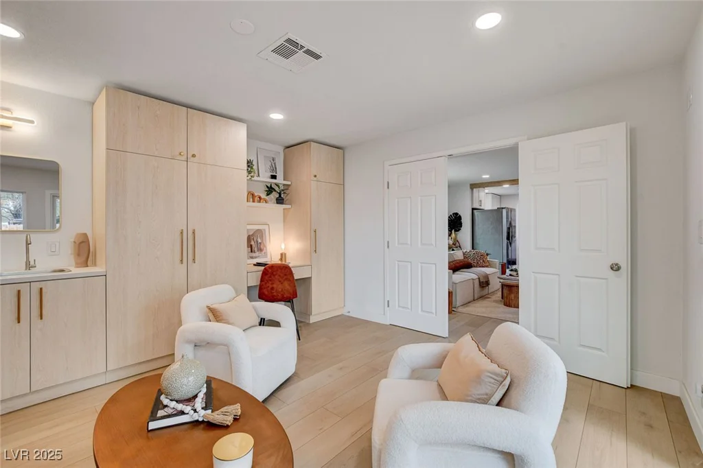 5904 Apple Valley, Las Vegas, NV 89108