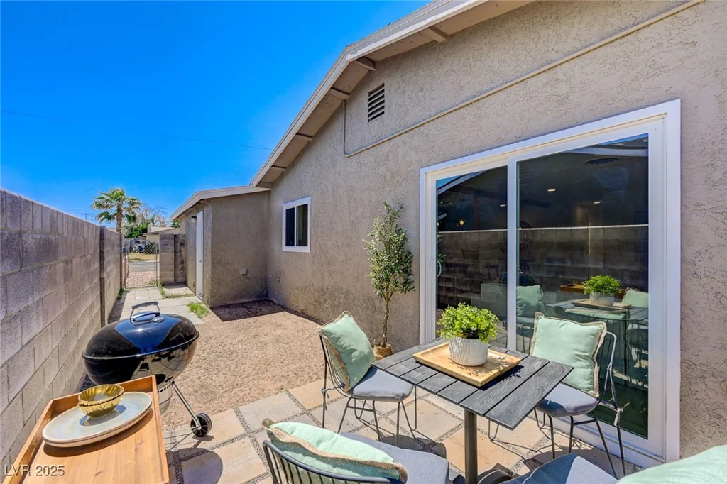 5904 Apple Valley, Las Vegas, NV 89108