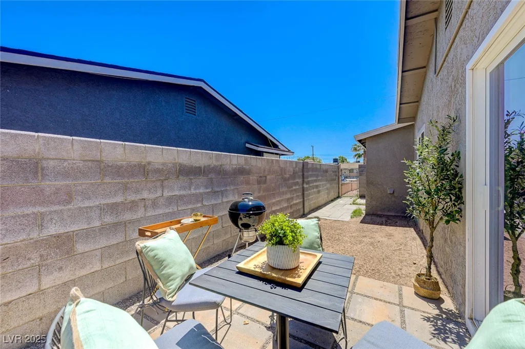 5904 Apple Valley, Las Vegas, NV 89108