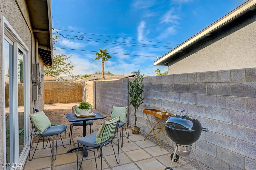 5904 Apple Valley, Las Vegas, NV 89108