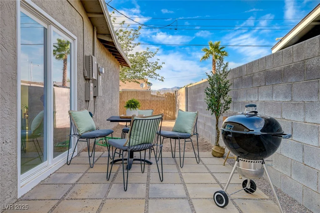 5904 Apple Valley, Las Vegas, NV 89108