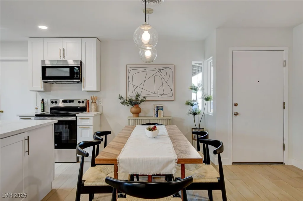 5904 Apple Valley, Las Vegas, NV 89108