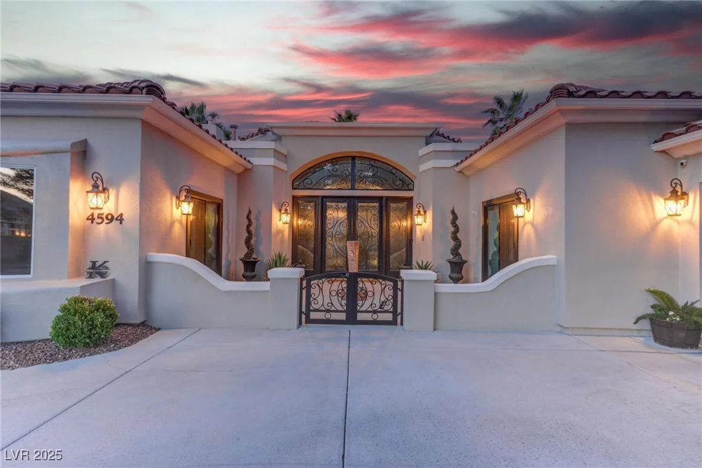 4594 Blue Mesa, Las Vegas, NV 89129