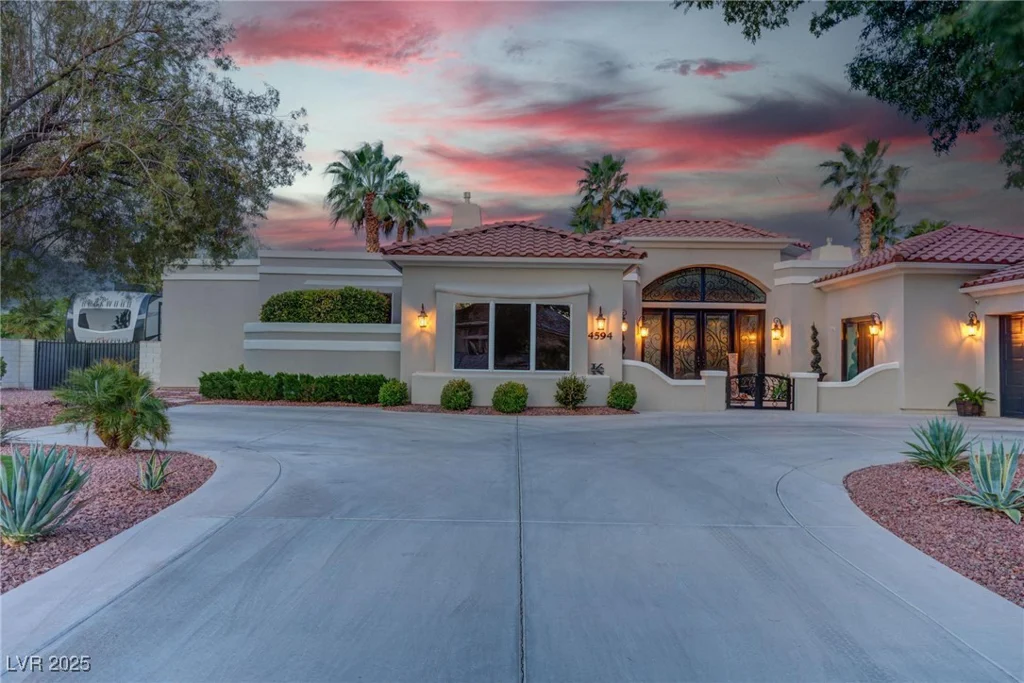 4594 Blue Mesa, Las Vegas, NV 89129