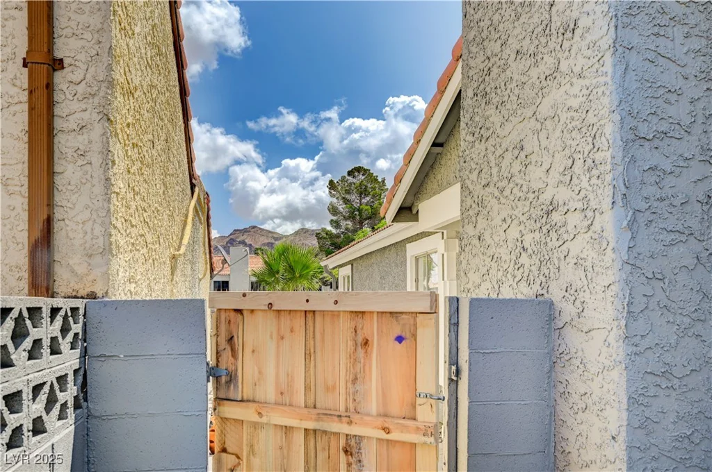 2377 Los Feliz, Las Vegas, NV 89156