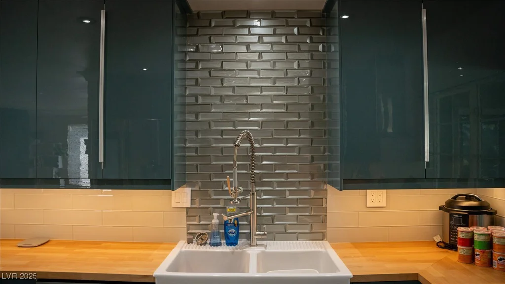 4012 Vegas, Las Vegas, NV 89108