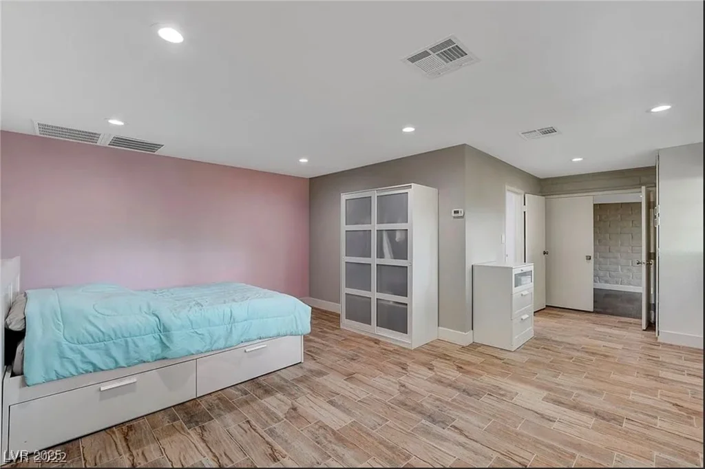 4012 Vegas, Las Vegas, NV 89108
