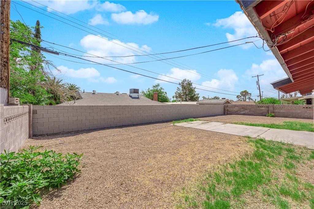 608 McDermit, Las Vegas, NV 89107
