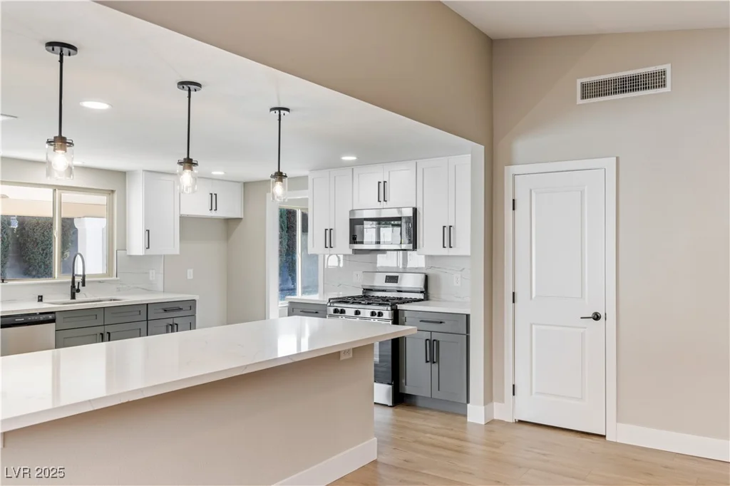 1943 Hallwood, Las Vegas, NV 89119