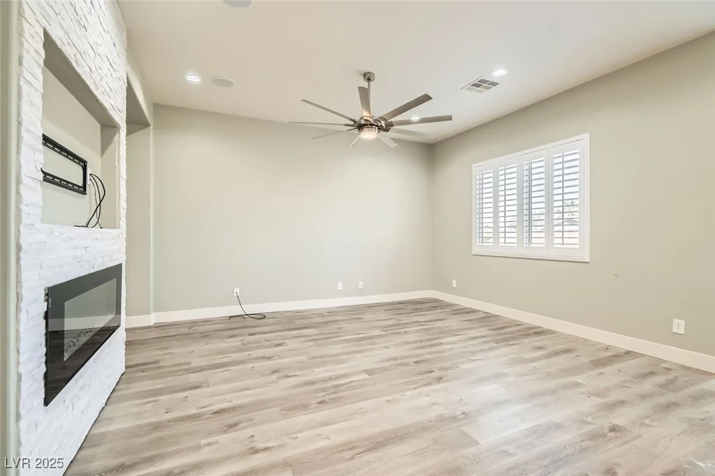 5790 Douglas Everett, Las Vegas, NV 89120