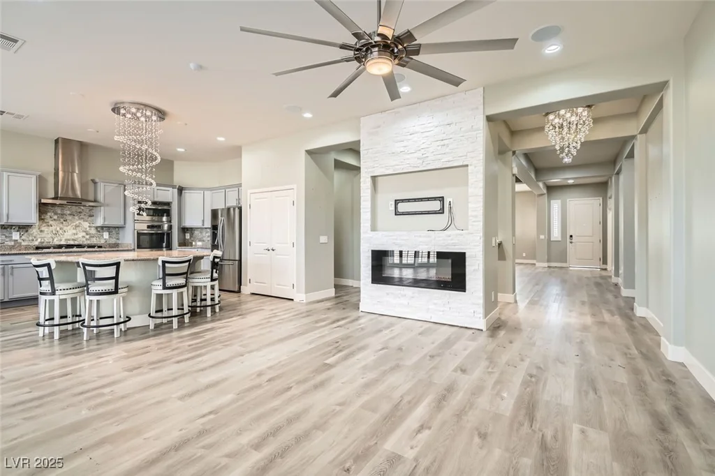 5790 Douglas Everett, Las Vegas, NV 89120