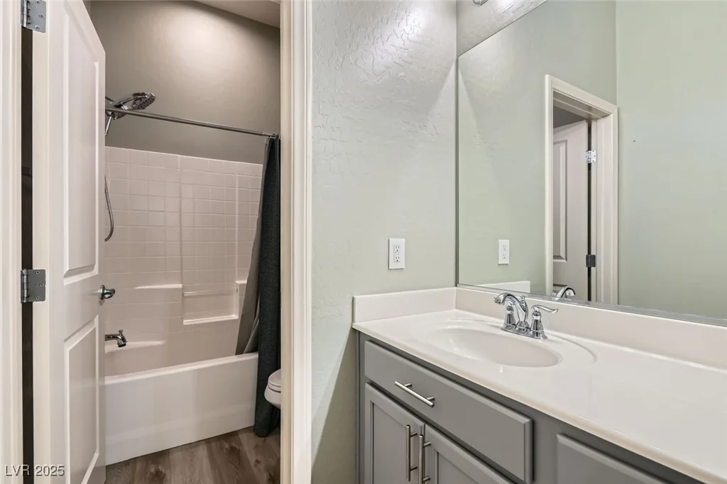 5790 Douglas Everett, Las Vegas, NV 89120