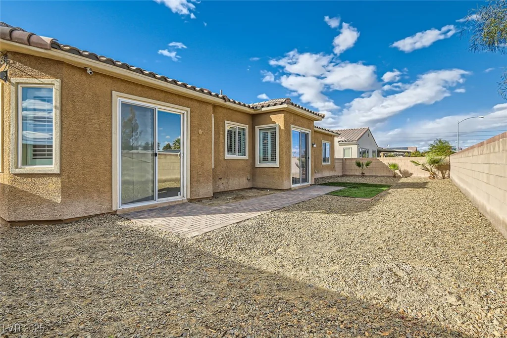5790 Douglas Everett, Las Vegas, NV 89120