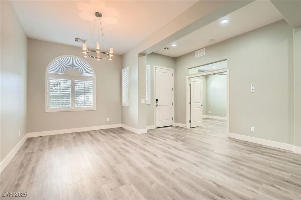 5790 Douglas Everett, Las Vegas, NV 89120