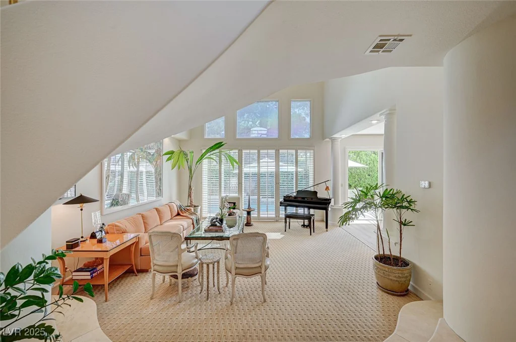 8221 Crow Valley, Las Vegas, NV 89113