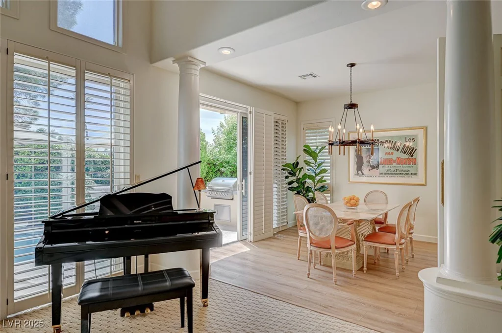 8221 Crow Valley, Las Vegas, NV 89113