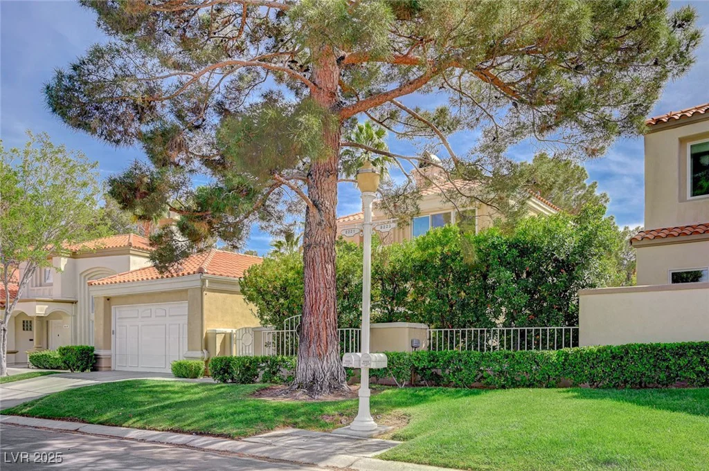 8221 Crow Valley, Las Vegas, NV 89113