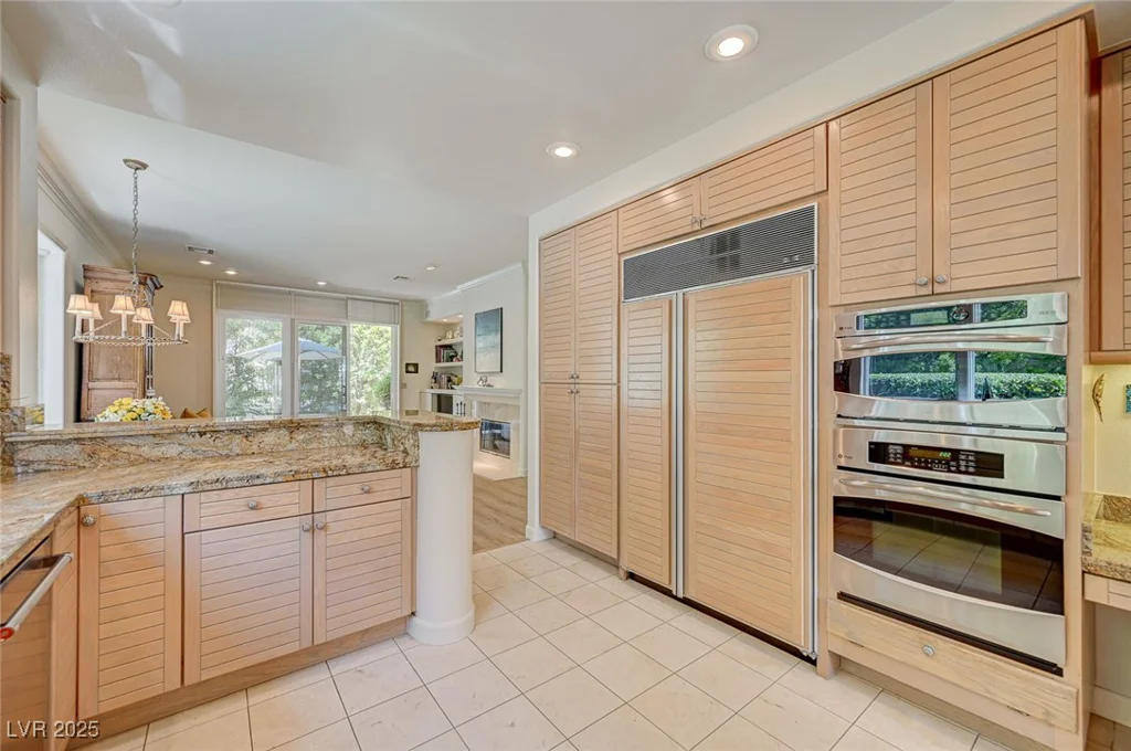 8221 Crow Valley, Las Vegas, NV 89113
